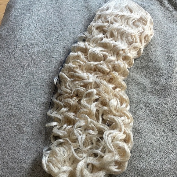 - 26” BLONDE CURLY Lace Front Wig *NWT* main image 5